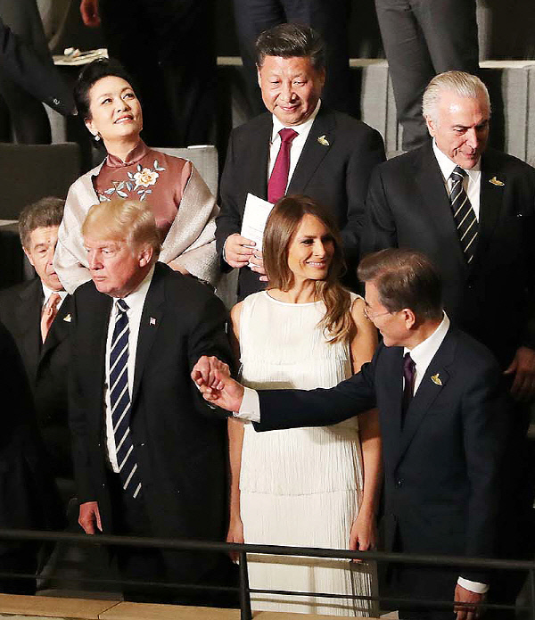 손잡은한-미정상,바라보는시진핑