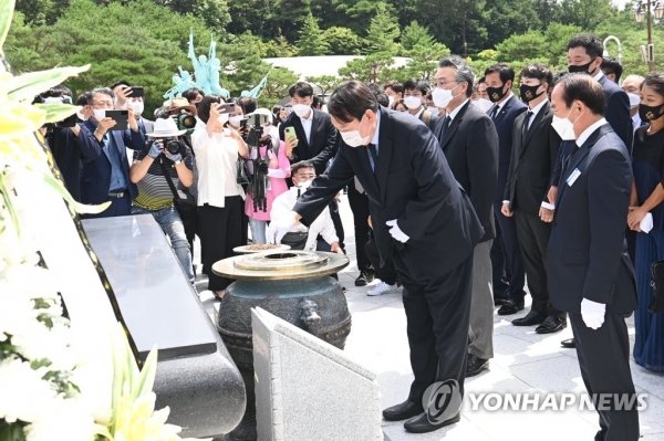 윤석열 전 검찰총장이 17일 오전 광주 북구 국립 5·18민주묘지를 참배하고 있다.
