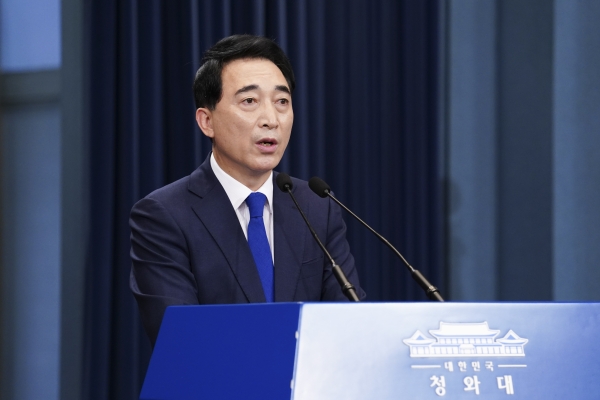 박수현 국민소통수석이 27일 청와대에서 남북 간 통신 연락선 복원과 관련해 브리핑하고 있다.