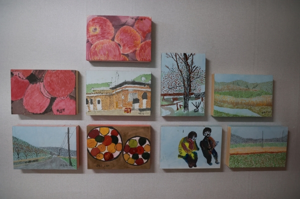 마을회관 벽에 전시되어 있는 마을주민들의 그림