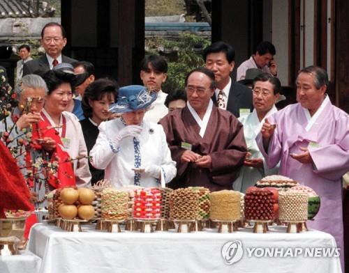 1999년 방한 당시 안동 하회마을에서 '생일상'을 받은 엘리자베스 2세 여왕의 모습. 연합뉴스
