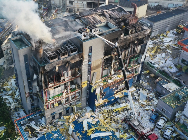 30일 오후 폭발로 인한 화재가 발생해 1명이 숨진 경기도 화성시의 한 제약회사 공장이 폭격을 맞은 듯한 모습을 하고 있다. 연합뉴스