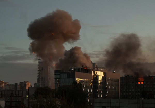 러시아드론공격으로연기치솟는키이우건물