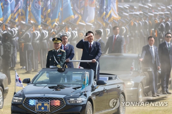 윤석열 대통령이 1일 오전 충남 계룡대 대연병장에서 열린 건군 '제74주년 국군의 날' 기념식에서 열병하고 있다.
