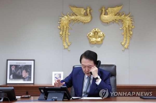 윤석열 대통령이 6일 오후 서울 용산 대통령실 청사에서 기시다 후미오 일본 총리와의 통화하고 있다.