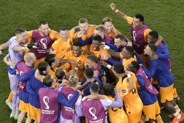 다시-8강진출환호하는네덜란드축구대표팀