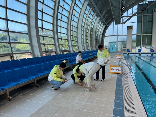김천시 시설관리공단TF팀원들이 수영장및 국민채육센터를 대상으로 안전점검을 실시하고 있다.