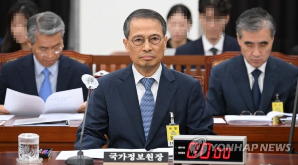 김규현 국가정보원장이 17일 오전 국회 정보위원회 전체회의에 참석해 회의 시작을 기다리고 있다.