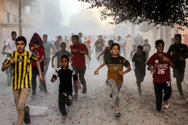 이스라엘폭격피해달리는가자지구어린이들