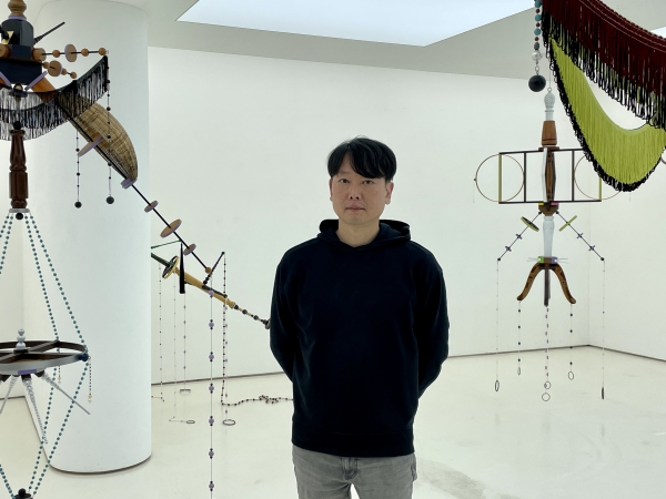 박동준상을 수상한 민성홍 작가가 자신의 개인전이 열리고 있는 갤러리 분도 전시장에서 포즈를 취하고 있다.