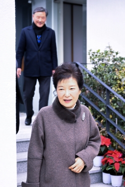 6일 박근혜 전 대통령이 대구지역 언론사 국장단과의 간담회를 가진 후 유영하 변호사와 함께 대구시 수성구의 한 음식점에서 나가고 있다. 공동취재단 제공