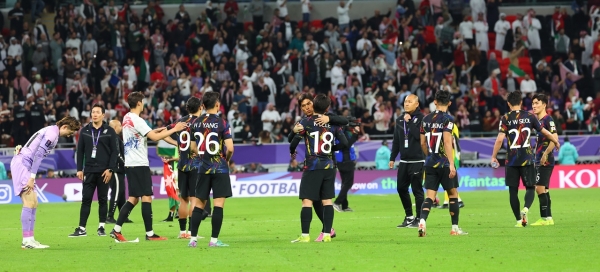 6일(현지시간) 카타르 알라이얀 아흐마드 빈 알리 스타디움 열린 2023 아시아축구연맹(AFC) 아시안컵 4강전 한국과 요르단 경기에서 0-2로 패배한 대표팀 선수들이 아쉬워하고 있다. 연합뉴스