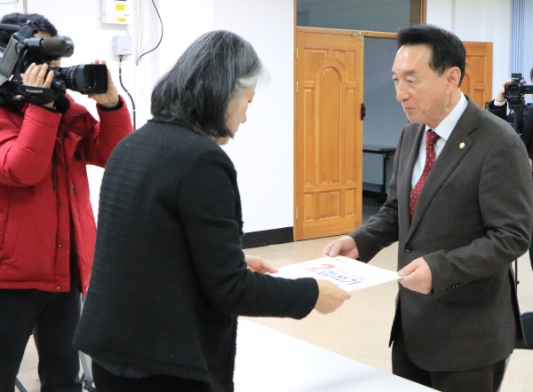 김석기 의원이 21일 경주선거관리위원회에 직접 국회의원 선거 후보 등록서류를 제출하고 있다.