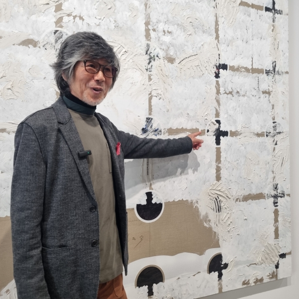 김용익 작가가 국제갤러리 부산점에서 열리고 있는 자신의 개인전에 걸린 작품을 설명하고 있다. 황인옥 기자